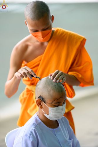 ภาพ No.43815:ประมวลภาพพิธีปลงผม โครงการอบรมมัชฌิมธรรมทายาท รุ่นที่ 26  และโครงการยุวธรรมทายาท รุ่นที่ 30