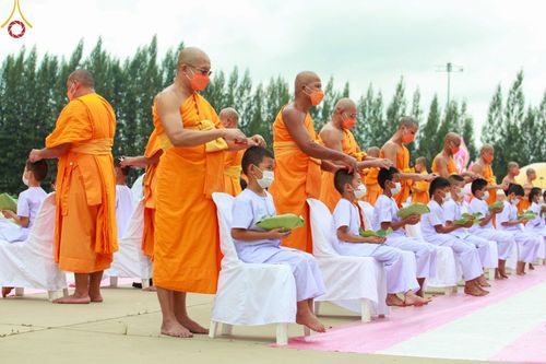 ภาพ No.43849:ประมวลภาพพิธีปลงผมธรรมทายาท ในโครงการบรรพชาสามเณรฟื้นฟูพระพุทธศาสนาทั่วไทย ณ ศูนย์อบรมเยาวชนกาญจนบุรี
