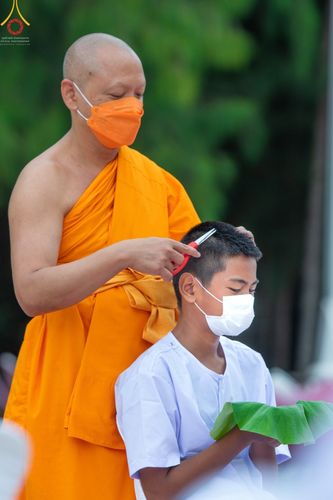 ภาพ No.43851:ประมวลภาพพิธีปลงผมธรรมทายาท ในโครงการบรรพชาสามเณรฟื้นฟูพระพุทธศาสนาทั่วไทย ณ ศูนย์อบรมเยาวชนกาญจนบุรี
