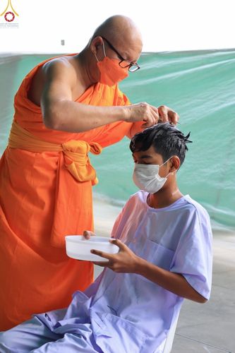 ภาพ No.43828:ประมวลภาพพิธีปลงผม โครงการอบรมมัชฌิมธรรมทายาท รุ่นที่ 26  และโครงการยุวธรรมทายาท รุ่นที่ 30