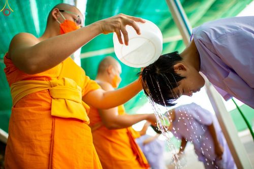 ภาพ No.43827:ประมวลภาพพิธีปลงผม โครงการอบรมมัชฌิมธรรมทายาท รุ่นที่ 26  และโครงการยุวธรรมทายาท รุ่นที่ 30