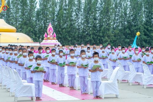 ภาพ No.43862:ประมวลภาพพิธีปลงผมธรรมทายาท ในโครงการบรรพชาสามเณรฟื้นฟูพระพุทธศาสนาทั่วไทย ณ ศูนย์อบรมเยาวชนกาญจนบุรี