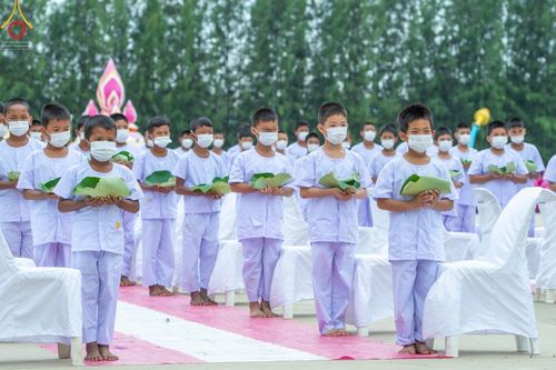 ภาพ No.43861:ประมวลภาพพิธีปลงผมธรรมทายาท ในโครงการบรรพชาสามเณรฟื้นฟูพระพุทธศาสนาทั่วไทย ณ ศูนย์อบรมเยาวชนกาญจนบุรี