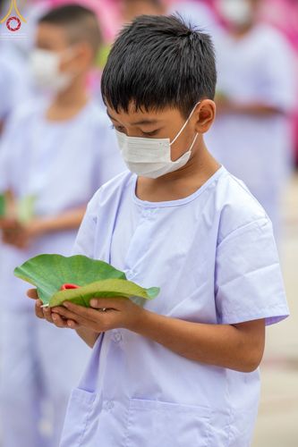 ภาพ No.43872:ประมวลภาพพิธีปลงผมธรรมทายาท ในโครงการบรรพชาสามเณรฟื้นฟูพระพุทธศาสนาทั่วไทย ณ ศูนย์อบรมเยาวชนกาญจนบุรี