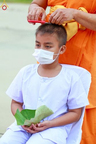 ภาพ No.43870:ประมวลภาพพิธีปลงผมธรรมทายาท ในโครงการบรรพชาสามเณรฟื้นฟูพระพุทธศาสนาทั่วไทย ณ ศูนย์อบรมเยาวชนกาญจนบุรี