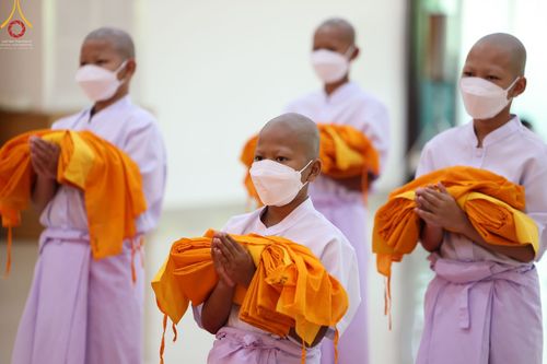 ภาพ No.45295:ประมวลภาพพิธีบรรพชา โครงการบรรพชาสามเณรฟื้นฟูพระพุทธศาสนาทั่วไทย ณ ศูนย์ปฏิบัติธรรมฉะเชิงเทรา