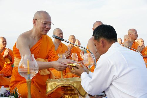 ภาพ No.4833:พิธีตอกเสาเข็มต้นแรกสถาปนา ปทุมรัตน์ธรรมเจดีย์