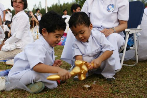 ภาพ No.4838:พิธีตอกเสาเข็มต้นแรกสถาปนา ปทุมรัตน์ธรรมเจดีย์