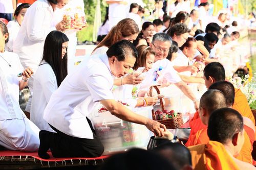 ภาพ No.4776:ตักบาตรสมุทรสงคราม พระ 299 รูป ณ ตลาดน้ำท่าคา