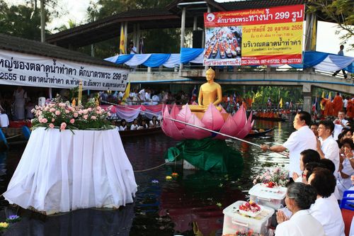 ภาพ No.4777:ตักบาตรสมุทรสงคราม พระ 299 รูป ณ ตลาดน้ำท่าคา