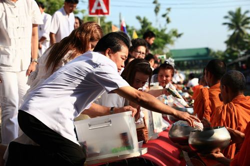 ตักบาตรสมุทรสงคราม พระ 299 รูป ณ ตลาดน้ำท่าคา