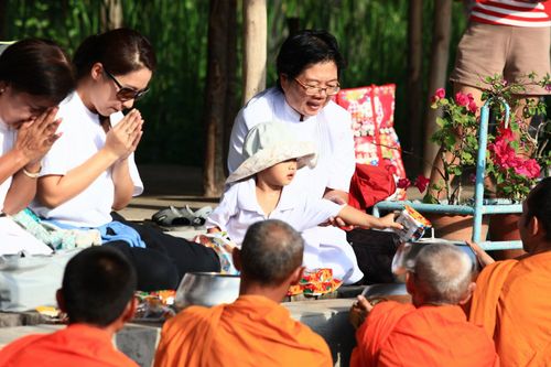 ภาพ No.4775:ตักบาตรสมุทรสงคราม พระ 299 รูป ณ ตลาดน้ำท่าคา