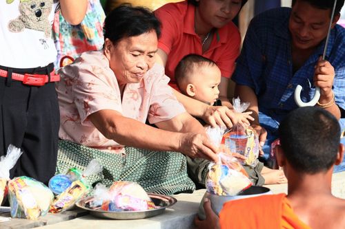 ภาพ No.4779:ตักบาตรสมุทรสงคราม พระ 299 รูป ณ ตลาดน้ำท่าคา