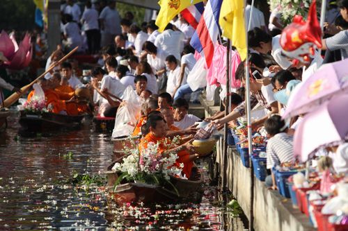 ภาพ No.4782:ตักบาตรสมุทรสงคราม พระ 299 รูป ณ ตลาดน้ำท่าคา