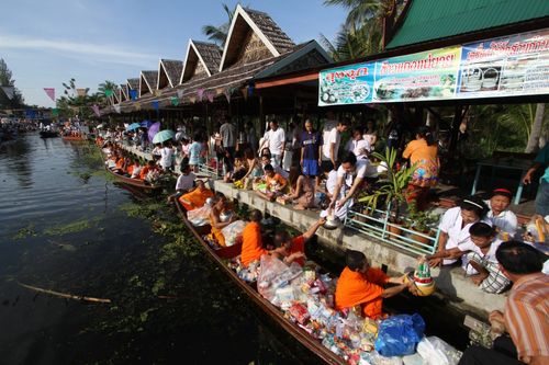 ภาพ No.4780:ตักบาตรสมุทรสงคราม พระ 299 รูป ณ ตลาดน้ำท่าคา