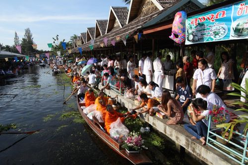 ภาพ No.4781:ตักบาตรสมุทรสงคราม พระ 299 รูป ณ ตลาดน้ำท่าคา