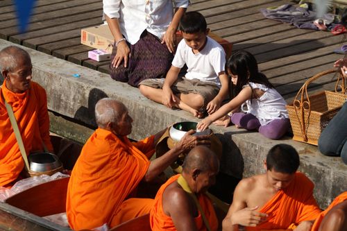 ภาพ No.4785:ตักบาตรสมุทรสงคราม พระ 299 รูป ณ ตลาดน้ำท่าคา