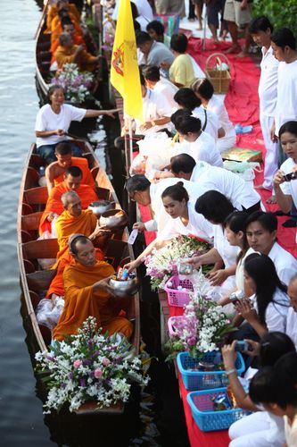 ภาพ No.4784:ตักบาตรสมุทรสงคราม พระ 299 รูป ณ ตลาดน้ำท่าคา