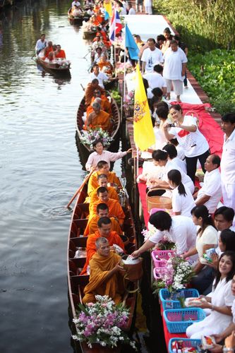 ภาพ No.4786:ตักบาตรสมุทรสงคราม พระ 299 รูป ณ ตลาดน้ำท่าคา