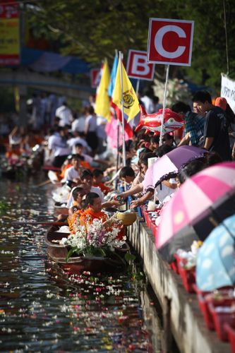 ภาพ No.4788:ตักบาตรสมุทรสงคราม พระ 299 รูป ณ ตลาดน้ำท่าคา