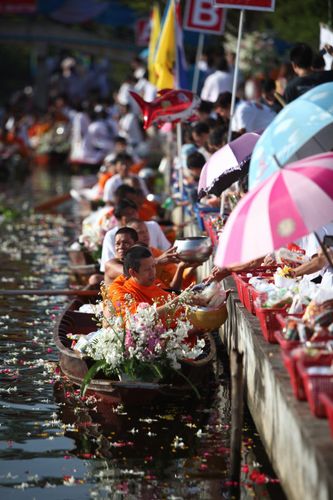 ภาพ No.4787:ตักบาตรสมุทรสงคราม พระ 299 รูป ณ ตลาดน้ำท่าคา