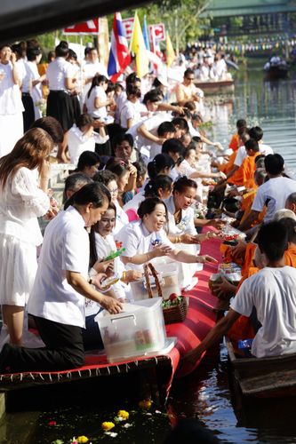 ภาพ No.4790:ตักบาตรสมุทรสงคราม พระ 299 รูป ณ ตลาดน้ำท่าคา