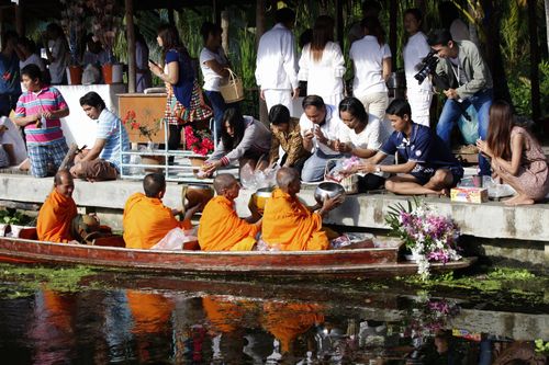 ภาพ No.4793:ตักบาตรสมุทรสงคราม พระ 299 รูป ณ ตลาดน้ำท่าคา