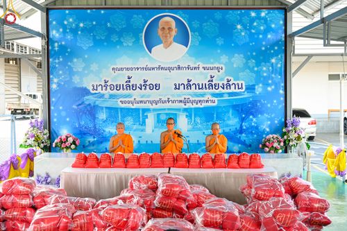 ภาพ No.51571:ประมวลภาพวัดพระธรรมกาย มูลนิธิธรรมกาย และคณะศิษยานุศิษย์ฯ ช่วยเหลือผู้ประสบภัยน้ำท่วม เขตพื้นที่ อบต.คลองสาม