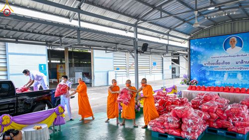 ภาพ No.51576:ประมวลภาพวัดพระธรรมกาย มูลนิธิธรรมกาย และคณะศิษยานุศิษย์ฯ ช่วยเหลือผู้ประสบภัยน้ำท่วม เขตพื้นที่ อบต.คลองสาม