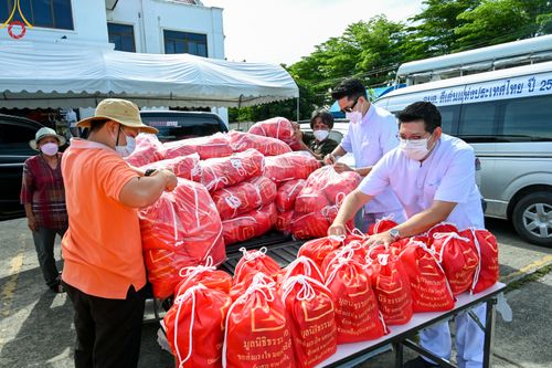 ภาพ No.51582:ประมวลภาพวัดพระธรรมกาย มูลนิธิธรรมกาย และคณะศิษยานุศิษย์ฯ ช่วยเหลือผู้ประสบภัยน้ำท่วม เขตพื้นที่ อบต.คลองสาม