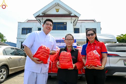 ภาพ No.51581:ประมวลภาพวัดพระธรรมกาย มูลนิธิธรรมกาย และคณะศิษยานุศิษย์ฯ ช่วยเหลือผู้ประสบภัยน้ำท่วม เขตพื้นที่ อบต.คลองสาม