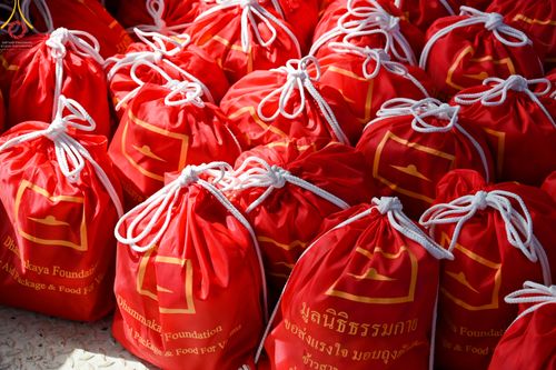 ภาพ No.51587:ประมวลภาพวัดพระธรรมกาย มูลนิธิธรรมกาย และคณะศิษยานุศิษย์ฯ ช่วยเหลือผู้ประสบภัยน้ำท่วม เขตพื้นที่ อบต.คลองสาม