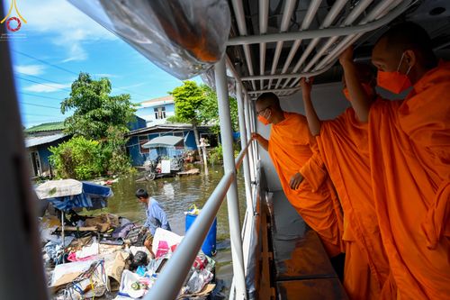 ภาพ No.51588:ประมวลภาพวัดพระธรรมกาย มูลนิธิธรรมกาย และคณะศิษยานุศิษย์ฯ ช่วยเหลือผู้ประสบภัยน้ำท่วม เขตพื้นที่ อบต.คลองสาม