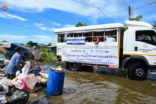 ภาพ No.51590:ประมวลภาพวัดพระธรรมกาย มูลนิธิธรรมกาย และคณะศิษยานุศิษย์ฯ ช่วยเหลือผู้ประสบภัยน้ำท่วม เขตพื้นที่ อบต.คลองสาม