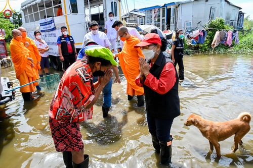 ภาพ No.51589:ประมวลภาพวัดพระธรรมกาย มูลนิธิธรรมกาย และคณะศิษยานุศิษย์ฯ ช่วยเหลือผู้ประสบภัยน้ำท่วม เขตพื้นที่ อบต.คลองสาม