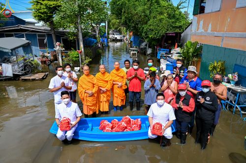 ภาพ No.51592:ประมวลภาพวัดพระธรรมกาย มูลนิธิธรรมกาย และคณะศิษยานุศิษย์ฯ ช่วยเหลือผู้ประสบภัยน้ำท่วม เขตพื้นที่ อบต.คลองสาม