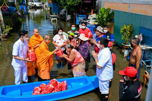 ภาพ No.51595:ประมวลภาพวัดพระธรรมกาย มูลนิธิธรรมกาย และคณะศิษยานุศิษย์ฯ ช่วยเหลือผู้ประสบภัยน้ำท่วม เขตพื้นที่ อบต.คลองสาม