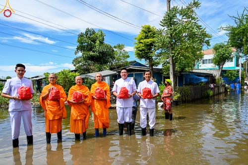 ภาพ No.51596:ประมวลภาพวัดพระธรรมกาย มูลนิธิธรรมกาย และคณะศิษยานุศิษย์ฯ ช่วยเหลือผู้ประสบภัยน้ำท่วม เขตพื้นที่ อบต.คลองสาม
