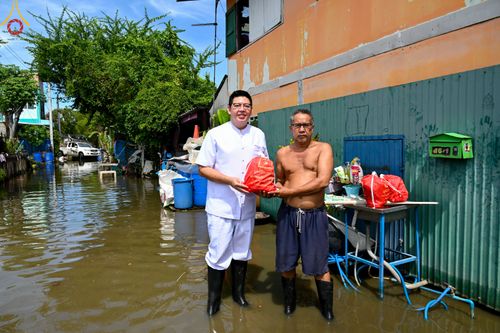 ภาพ No.51593:ประมวลภาพวัดพระธรรมกาย มูลนิธิธรรมกาย และคณะศิษยานุศิษย์ฯ ช่วยเหลือผู้ประสบภัยน้ำท่วม เขตพื้นที่ อบต.คลองสาม