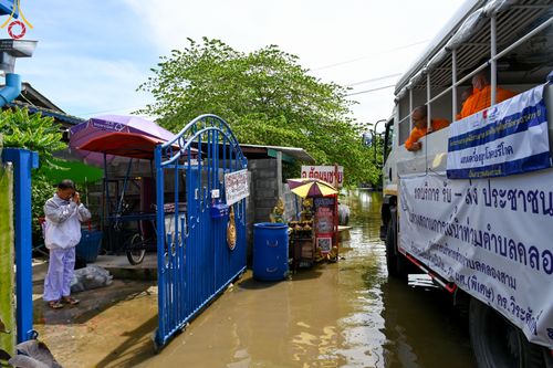 ภาพ No.51599:ประมวลภาพวัดพระธรรมกาย มูลนิธิธรรมกาย และคณะศิษยานุศิษย์ฯ ช่วยเหลือผู้ประสบภัยน้ำท่วม เขตพื้นที่ อบต.คลองสาม