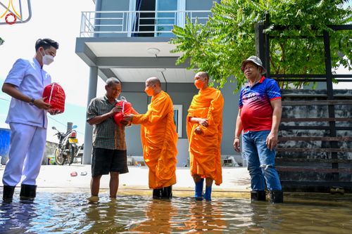 ภาพ No.51602:ประมวลภาพวัดพระธรรมกาย มูลนิธิธรรมกาย และคณะศิษยานุศิษย์ฯ ช่วยเหลือผู้ประสบภัยน้ำท่วม เขตพื้นที่ อบต.คลองสาม