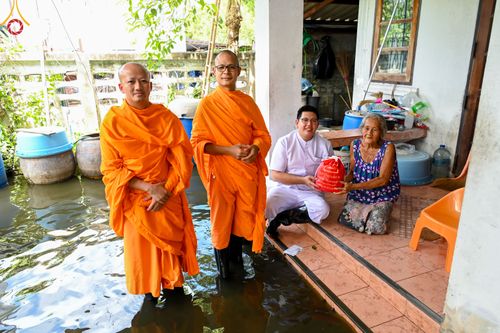 ภาพ No.51604:ประมวลภาพวัดพระธรรมกาย มูลนิธิธรรมกาย และคณะศิษยานุศิษย์ฯ ช่วยเหลือผู้ประสบภัยน้ำท่วม เขตพื้นที่ อบต.คลองสาม