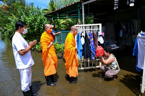 ภาพ No.51606:ประมวลภาพวัดพระธรรมกาย มูลนิธิธรรมกาย และคณะศิษยานุศิษย์ฯ ช่วยเหลือผู้ประสบภัยน้ำท่วม เขตพื้นที่ อบต.คลองสาม