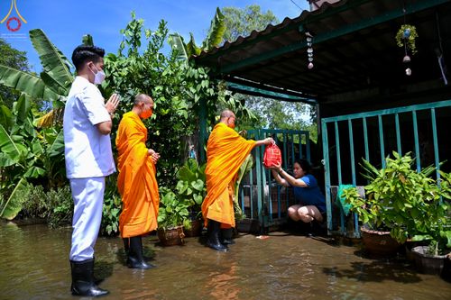 ภาพ No.51605:ประมวลภาพวัดพระธรรมกาย มูลนิธิธรรมกาย และคณะศิษยานุศิษย์ฯ ช่วยเหลือผู้ประสบภัยน้ำท่วม เขตพื้นที่ อบต.คลองสาม