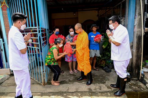 ภาพ No.51607:ประมวลภาพวัดพระธรรมกาย มูลนิธิธรรมกาย และคณะศิษยานุศิษย์ฯ ช่วยเหลือผู้ประสบภัยน้ำท่วม เขตพื้นที่ อบต.คลองสาม