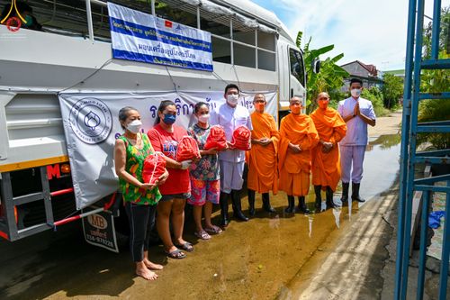 ภาพ No.51609:ประมวลภาพวัดพระธรรมกาย มูลนิธิธรรมกาย และคณะศิษยานุศิษย์ฯ ช่วยเหลือผู้ประสบภัยน้ำท่วม เขตพื้นที่ อบต.คลองสาม