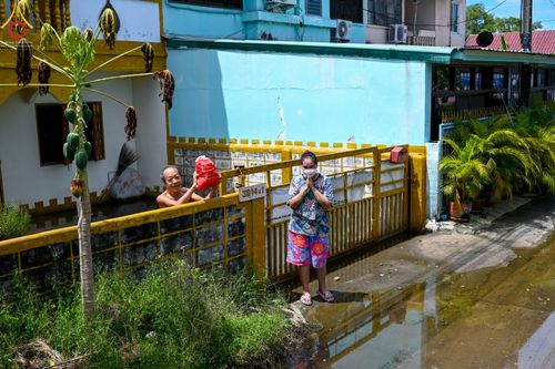 ภาพ No.51610:ประมวลภาพวัดพระธรรมกาย มูลนิธิธรรมกาย และคณะศิษยานุศิษย์ฯ ช่วยเหลือผู้ประสบภัยน้ำท่วม เขตพื้นที่ อบต.คลองสาม