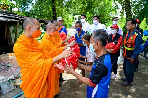 ภาพ No.51608:ประมวลภาพวัดพระธรรมกาย มูลนิธิธรรมกาย และคณะศิษยานุศิษย์ฯ ช่วยเหลือผู้ประสบภัยน้ำท่วม เขตพื้นที่ อบต.คลองสาม