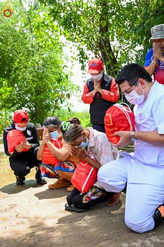 ภาพ No.51614:ประมวลภาพวัดพระธรรมกาย มูลนิธิธรรมกาย และคณะศิษยานุศิษย์ฯ ช่วยเหลือผู้ประสบภัยน้ำท่วม เขตพื้นที่ อบต.คลองสาม