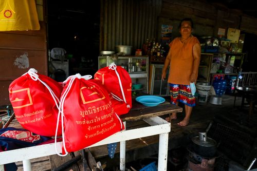 ภาพ No.51615:ประมวลภาพวัดพระธรรมกาย มูลนิธิธรรมกาย และคณะศิษยานุศิษย์ฯ ช่วยเหลือผู้ประสบภัยน้ำท่วม เขตพื้นที่ อบต.คลองสาม